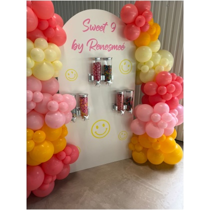 Gepersonaliseerde backdrop snoepdispenser in roze en geel voor kinderfeest